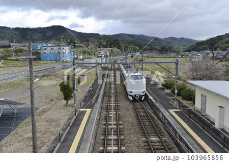 京都・梅迫駅を通過する特急 103965856