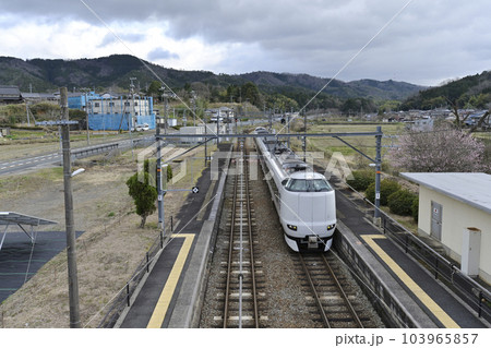 京都・梅迫駅を通過する特急 103965857
