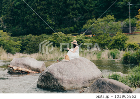 渓流でスマホを持って佇む女性 渓流でスマホを持って佇む女性 103965862