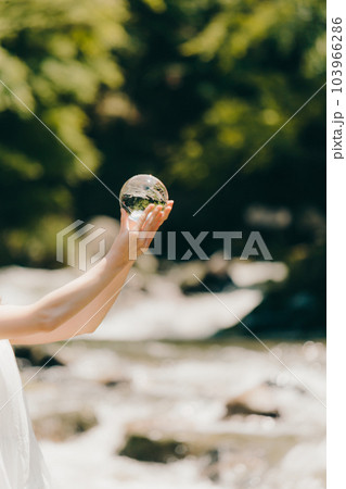水晶を持った女性のイメージ写真 水晶を持った女性のイメージ写真 103966286