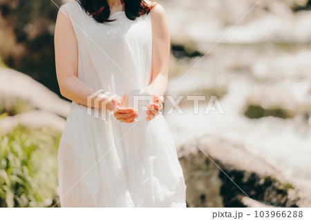 水晶を持った女性のイメージ写真 103966288