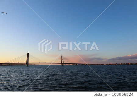 千葉　銚子　夕暮れの銚子大橋 103966324