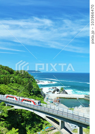 岩手県　青空と青い海の三陸鉄道 103966470