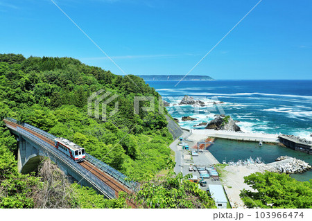 岩手県　青空と青い海の三陸鉄道 103966474