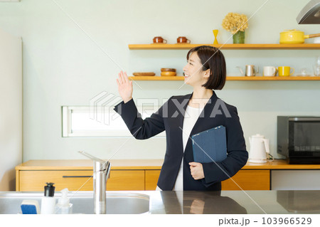 キッチンの紹介をする女性 103966529