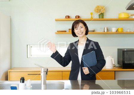 キッチンの紹介をする女性 キッチンの紹介をする女性 103966531