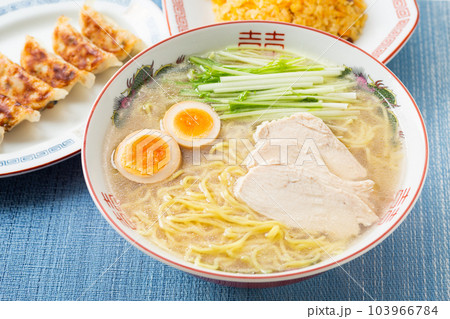 鶏塩ラーメンと餃子とチャーハン 103966784