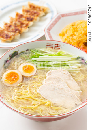 鶏塩ラーメンと餃子とチャーハン 鶏塩ラーメンと餃子とチャーハン 103966793