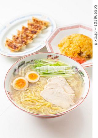 鶏塩ラーメンと餃子とチャーハン 103966805