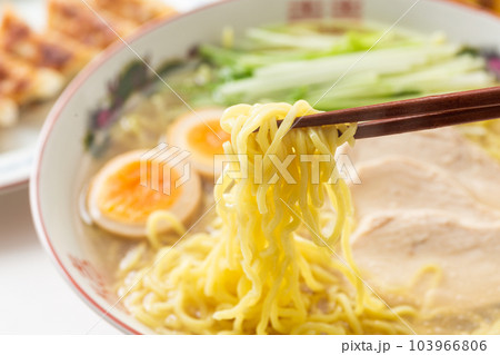 鶏塩ラーメンを箸で食べる 鶏塩ラーメンを箸で食べる 103966806
