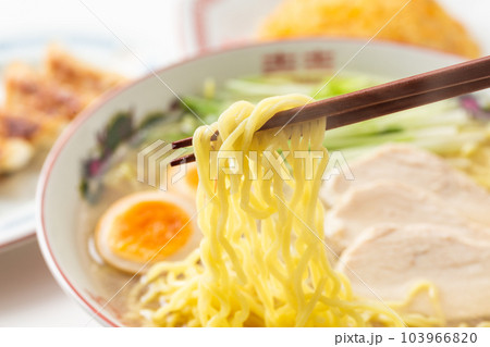 鶏塩ラーメンを箸で食べる 103966820