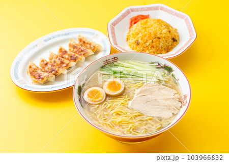 鶏塩ラーメンと餃子とチャーハン 103966832