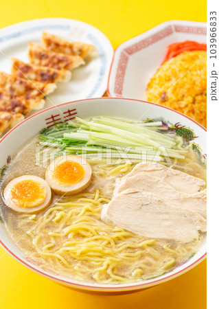 鶏塩ラーメンと餃子とチャーハン 103966833