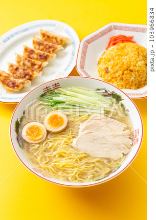 鶏塩ラーメンと餃子とチャーハン 103966834
