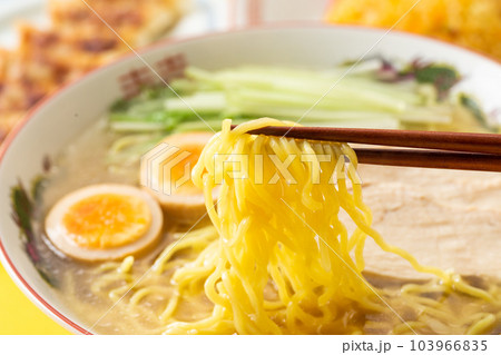 鶏塩ラーメンを箸で食べる 103966835