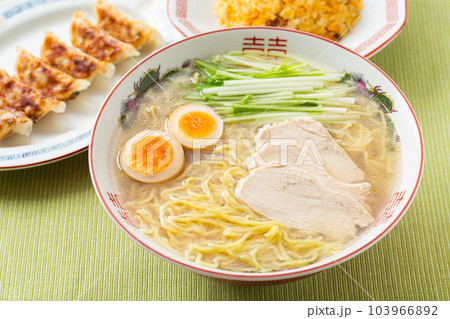 鶏塩ラーメンと餃子とチャーハン 鶏塩ラーメンと餃子とチャーハン 103966892