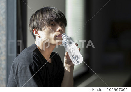 水分補給する若い男性 103967063