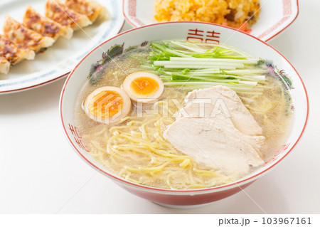 鶏塩ラーメンと餃子とチャーハン 103967161
