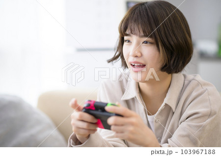 テレビゲームをする若い女性 テレビゲームをする若い女性 103967188
