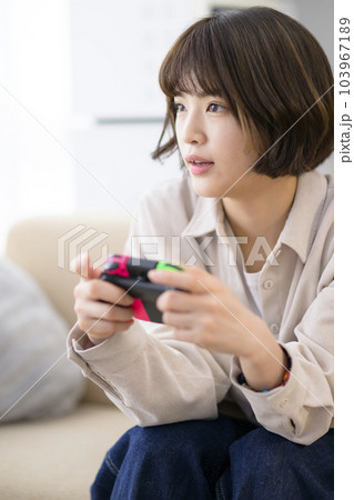 テレビゲームをする若い女性 テレビゲームをする若い女性 103967189