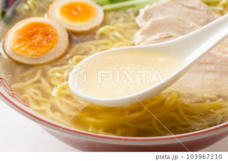 鶏塩ラーメンのスープ 103967210