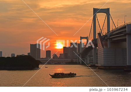 お台場からの東京湾岸の夕焼け風景 103967234