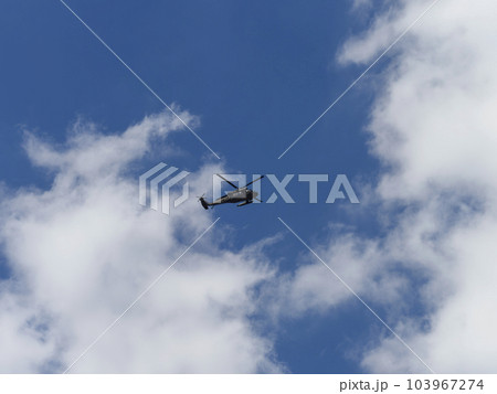 青空を飛ぶ陸上自衛隊のヘリコプターUH-60JA 103967274