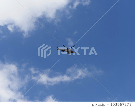 青空を飛ぶ陸上自衛隊のヘリコプターUH-60JA 青空を飛ぶ陸上自衛隊のヘリコプターUH-60JA 103967275