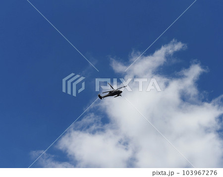 青空を飛ぶ陸上自衛隊のヘリコプターUH-60JA 103967276