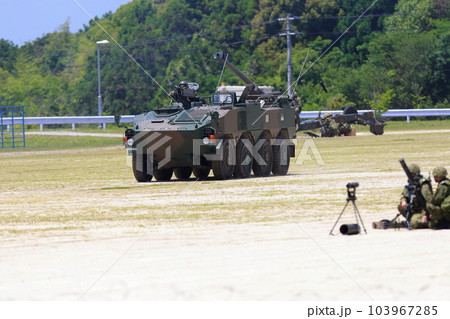 軍事演習に参加する装甲車 103967285