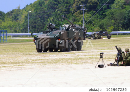 軍事演習に参加する装甲車 103967286