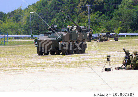 軍事演習に参加する装甲車 103967287