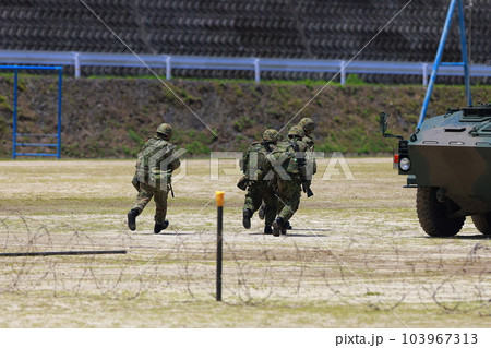装甲車に乗り込む自衛隊員 装甲車に乗り込む自衛隊員 103967313