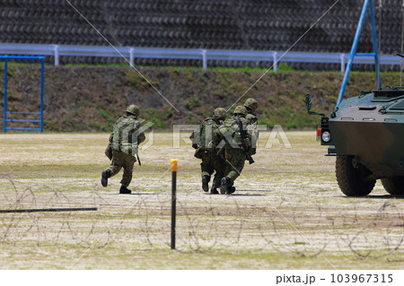 装甲車に乗り込む自衛隊員 装甲車に乗り込む自衛隊員 103967315