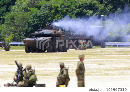 機関銃を連射する 103967350