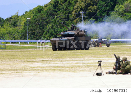 機関銃を連射する 機関銃を連射する 103967353