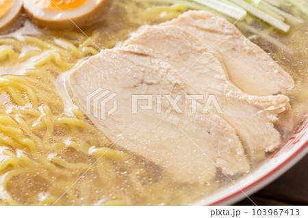 鶏塩ラーメンの具材(蒸し鶏) 鶏塩ラーメンの具材(蒸し鶏) 103967413
