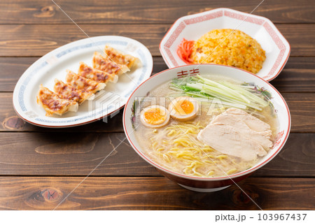 鶏塩ラーメンと餃子とチャーハン 103967437