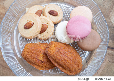 マカロンとクッキーとマドレーヌ 103967438