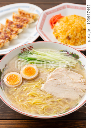 鶏塩ラーメンと餃子とチャーハン 103967442