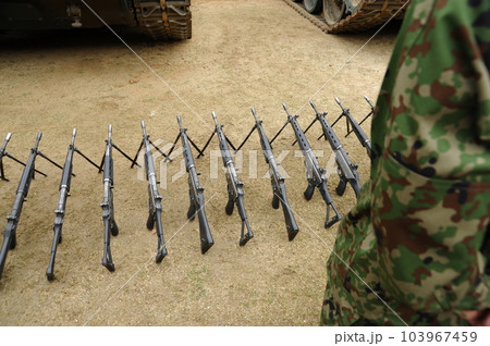 複数の自動小銃 103967459