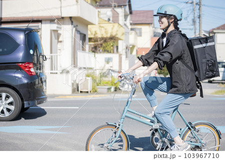 フードデリバリーイメージ 自転車でデリバリーする若い女性 シェアデリ フードデリバリーイメージ 自転車でデリバリーする若い女性 シェアデリ 103967710