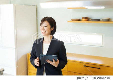 キッチンの紹介をする女性 キッチンの紹介をする女性 103968240