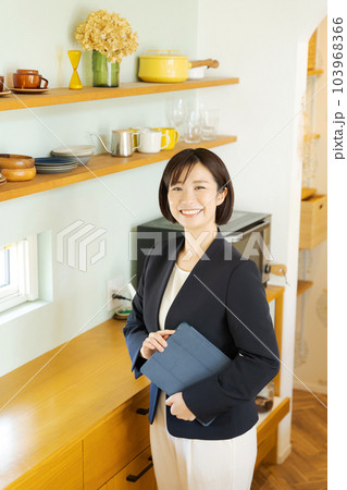 キッチンの紹介をする女性 キッチンの紹介をする女性 103968366