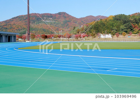 陸上競技場のトラック(新青森県総合運動公園 青森県 青森市) 陸上競技場のトラック(新青森県総合運動公園 青森県 青森市) 103969496