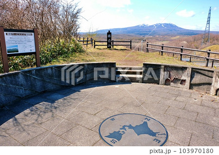 「樽前山」を望む、道央自動車道「樽前サービスエリア展望台」 「樽前山」を望む、道央自動車道「樽前サービスエリア展望台」 103970180