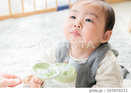 ストローマグで水分補給する赤ちゃん　さまざまな飲み物 103970251