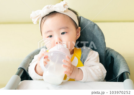 一生懸命ミルクを飲む赤ちゃん　ストロー飲み 103970252
