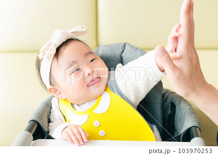 ハイタッチする赤ちゃん　食事を楽しむ 103970253