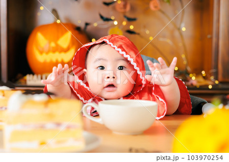 自宅でハロウィン　赤ちゃん　赤ずきん 103970254